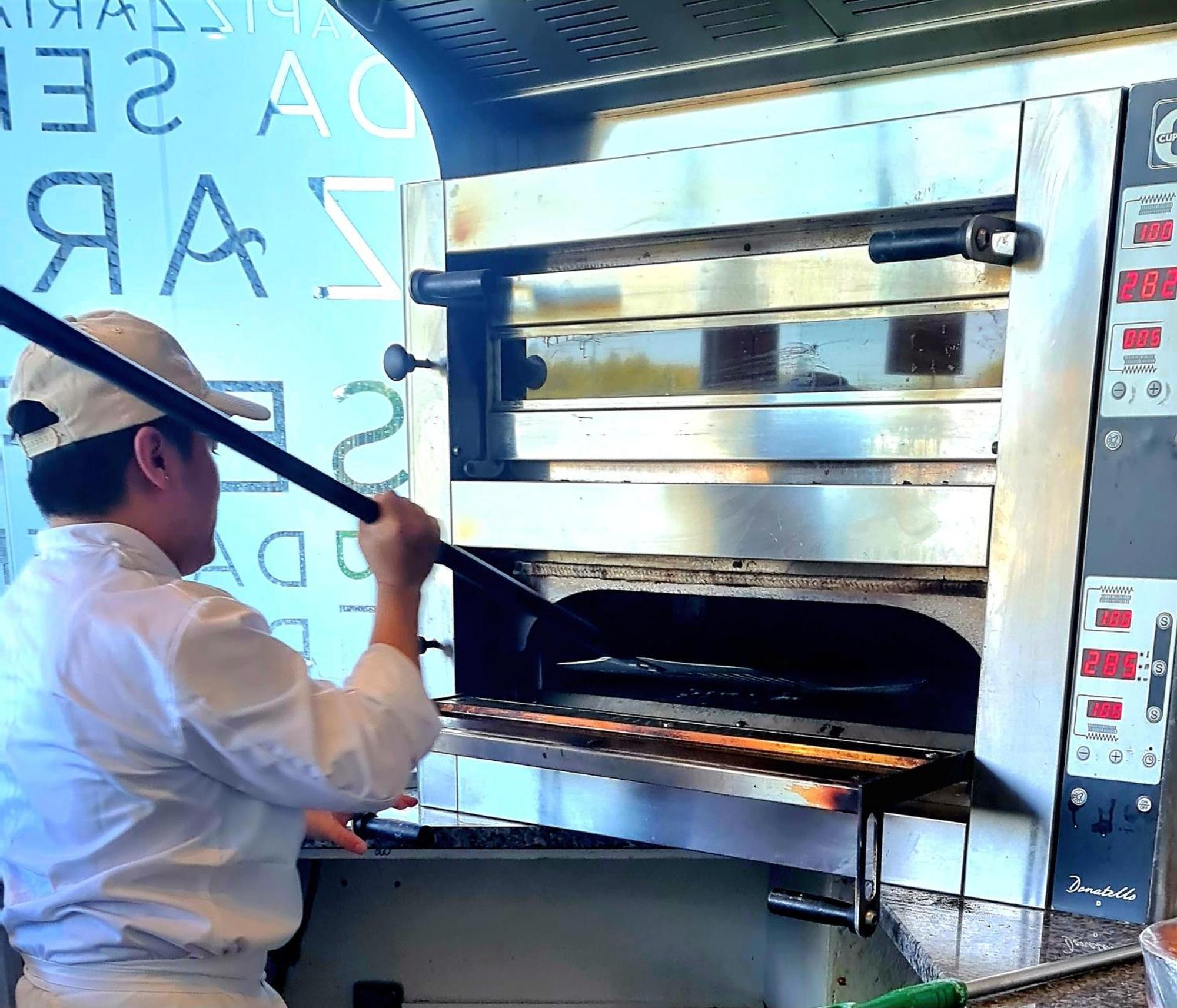 Monchique Resort & Spa Екстериор снимка A pizzaiolo baking a pizza in a wood-fired oven
